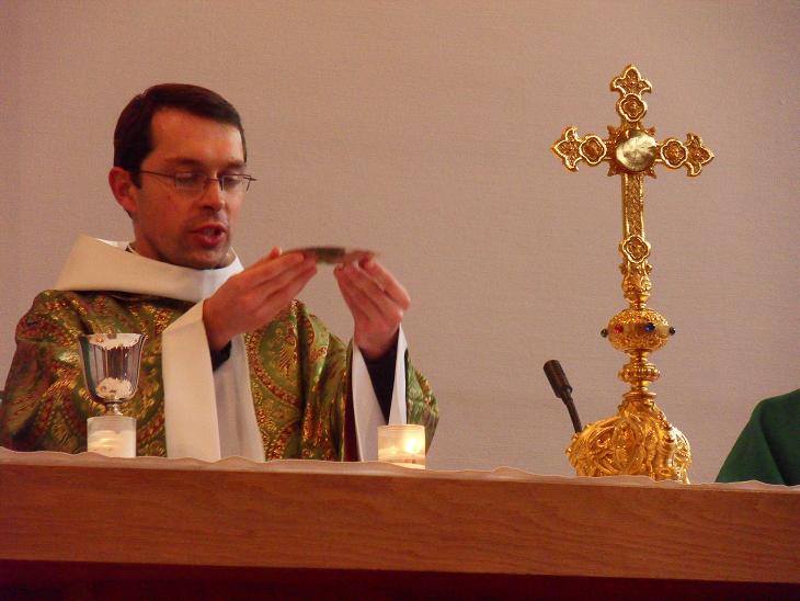 La Messe présidée par le Père Giraud, ancien élève
